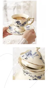 Détail d'une tasse en céramique vintage avec motifs roses bleues et bord doré élégant
