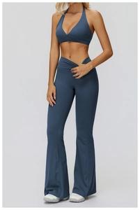 Dettaglio dei pantaloni yoga a campana a vita alta e reggiseno sportivo blu navy