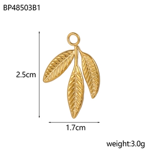 Detail showing dimensions and weight of golden triple leaf pendant charm BP48503B1