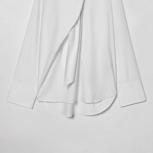 Chemise en popeline blanche minimaliste avec détail nœud et ourlet asymétrique vue de face