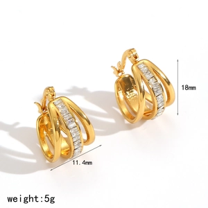 Détail de créoles dorées avec zircons taille baguette et dimensions du produit