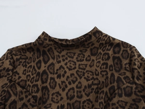 Detailansicht des weichen Leopardenmusters und des Stehkragens am braunen Minikleid