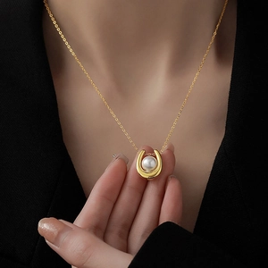 Elegant Artificial Pearl Necklace With U-Shaped Horseshoe Pendant Gold Plated Titanium Steel Clavicle Thin Chain Jewelry For Women