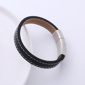 Bracelet pour homme en cuir PU tressé noir avec surpiqûres blanches et fermoir en acier inox