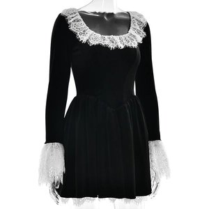 Détails de robe en velours noir avec bordures en dentelle blanche sur les manches