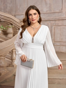 Dettaglio dell'elegante abito a pieghe bianco con scollo a V, maniche lunghe e vita cinta