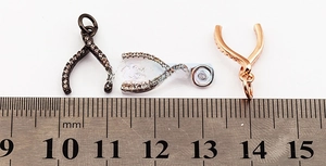 Pendentifs wishbone sertis en noir, argent et or rose avec une règle de mesure