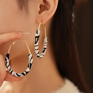 Boucles d'oreilles créoles motif zèbre en métal doré et aiguille en argent pour femme