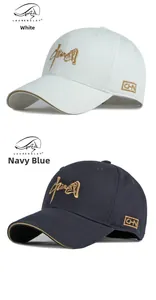 Detailansicht von Baseballkappen in Weiß und Dunkelblau mit goldener China-Stickerei