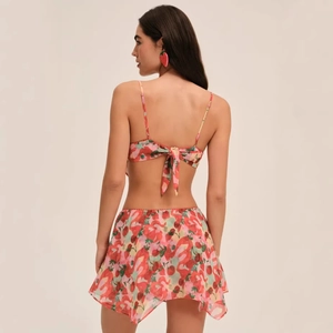 Completo estivo da spiaggia due pezzi da donna con crop top rosso e gonna in chiffon