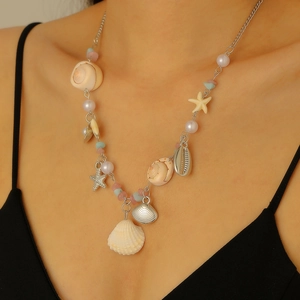 Detailaufnahme der Strandkette mit Seesternanhängern, Muscheln und bunten Perlen