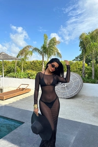 Détail d'une robe de plage en maille noire transparente avec manches longues