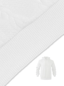 Dettaglio della trama a maglia a trecce bianca di una felpa con cappuccio da uomo di stile