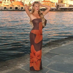 Détail de la robe bustier longue à fleurs avec port au coucher du soleil pour l'été
