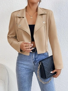 Vue détaillée du blouson en similicuir beige avec fermeture éclair asymétrique et revers