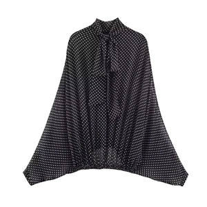 Set camicetta a mantella a pois e gonna con fiocco a collo alto e maniche a pipistrello