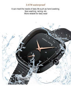 Detail der wasserdichten schwarzen Mesh-Uhr mit Wasserspritzern und roségoldenen Zeigern