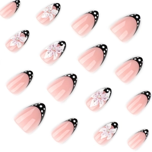 Faux ongles français à pois noirs avec fleurs 3D blanches et détails en strass