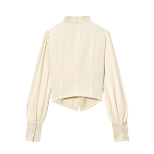 Camicetta beige a maniche lunghe con scollo a V, maniche a sbuffo e polsini con perle