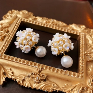Elegant silver needle earrings with white flower clusters and large pearls on gold frame