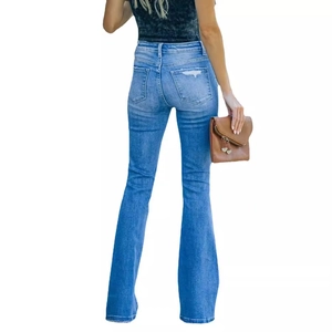 Jean flare bleu pour femme avec taille haute, coupe ajustée et détails usés au dos