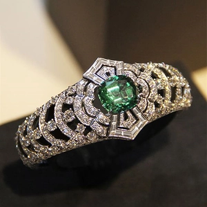 Bague de luxe Art Déco en or blanc avec émeraude taille coussin et pavage de diamants
