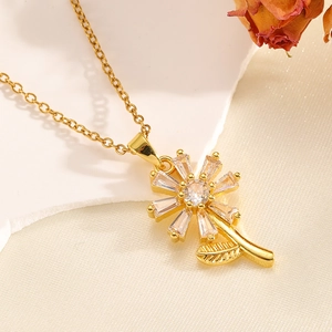 Gros plan du pendentif fleur dorée avec cristaux brillants sur fond de soie élégant