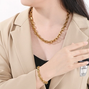 Detailansicht eines vergoldeten Edelstahl-O-Ketten-Halsketten- und Armband-Sets.