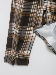 Détail du bouton en écaille et motif à carreaux sur la chemise épaisse pour femmes