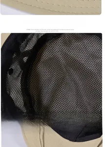 Détail d'un chapeau extérieur kaki avec doublure en maille noire respirante et cordelette épaisse