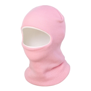 Détail du tricot d'une cagoule rose d'hiver doublée de polaire pour bébés et enfants