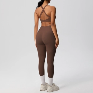 Dettaglio del set yoga marrone caffè con reggiseno sportivo incrociato e leggings a vita alta