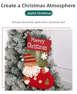 Dettaglio calza di Natale con bambola Babbo Natale e testo di Merry Christmas