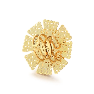 Bague fleur dorée multicouche en acier inoxydable avec design ajouré sur fond blanc