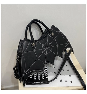 Gotische Fledermausflügel PU Handtasche Detail mit weißer Netznaht und Metall Kreuz Nieten.