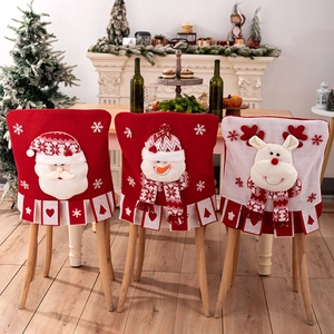 Detailansicht der gestrickten Stuhlhussen mit Weihnachtsmann-, Schneemann- und Rentier-Motiv
