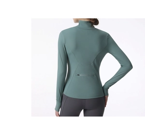 Vue détaillée du col montant et de la poche arrière zippée sur cette veste de sport