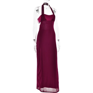 Détail de la robe licou bordeaux avec patchwork en mesh et coupe ajustée dos nu élégante