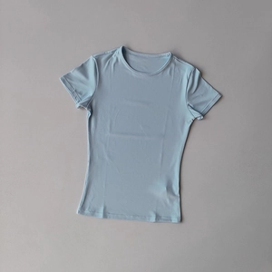 Detail eines hellblauen Kurzarm-Yoga-T-Shirts aus atmungsaktivem Stoff und schmalem Schnitt