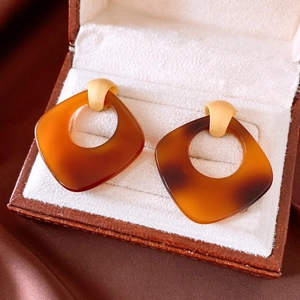 Vue détaillée des boucles d'oreilles carrées en acétate avec motif écaille de tortue
