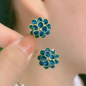 Detailansicht der Vintage Blumenstecker mit tiefblauen und pfauengrünen Kristallen