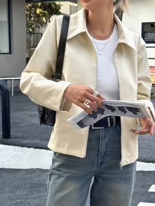 Giacca minimalista beige in ecopelle da donna a maniche lunghe con borsa a tracolla nera