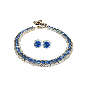 Silbernes Schmuckset mit einer Halskette und runden Ohrringen mit funkelnden blauen Kristallen