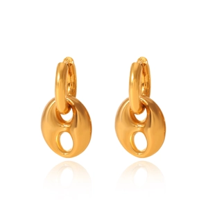 Gros plan sur les boucles d'oreilles maillons nez de porc en or 18 carats au fini poli brillant
