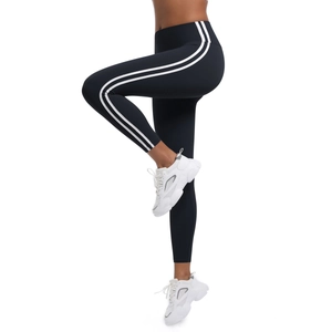 Détail du legging de yoga noir taille haute avec bandes blanches et coupe amincissante