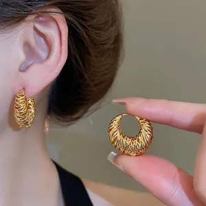 Boucles d'Oreilles Créoles Creuses Rondes en Cuivre Plaqué Or 18 carats Bijoux à Boucle d'Oreille Croissant Torsadé pour Femmes Tige en Argent