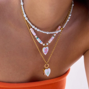 Collier multicouche en acier inoxydable à perles avec breloques cœur porté par mannequin
