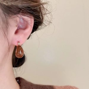 Gros plan de boucles d'oreilles vintage marron en goutte avec crochets dorés