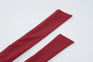 Détail rapproché des sangles en tissu rouge montrant la texture élastique et les coutures
