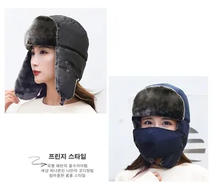 Détail du chapeau d'hiver chaud avec doublure en fausse fourrure et cache-oreilles